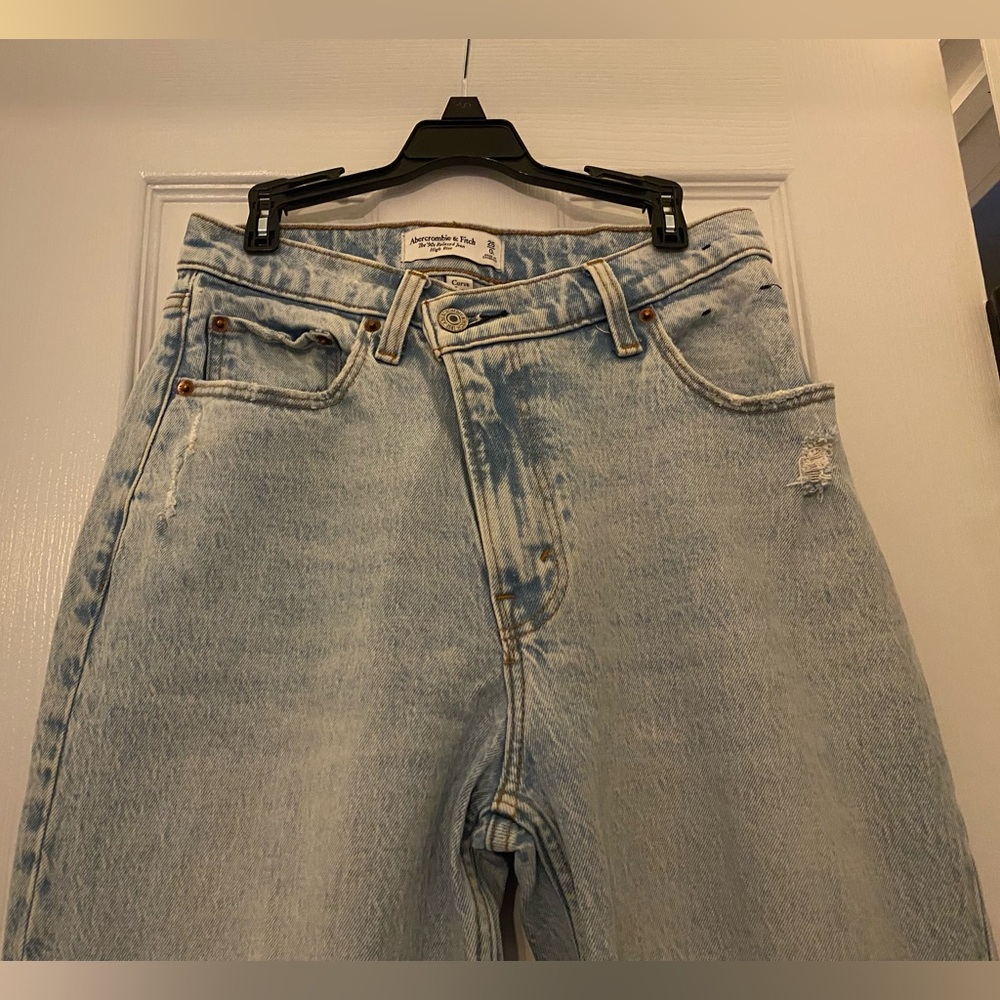 Abercrombie & Fitch 90’s Relaxed High Rise 25 0L Curve Love Asymmetrical Button
